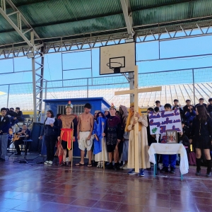 Nuestros/as estudiantes realizan representación del Vía Crucis